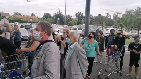 Des manifestants Anti Passe Sanitaire essaient d'entrer au leclerc de Pau