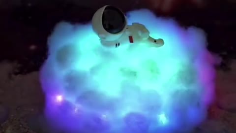 Astronaut cloud lamp