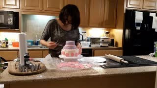 how to decorate a cake using fondant