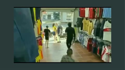 Owner Outsmarts Armed Robbers in Brazil 🚪🔒🙏