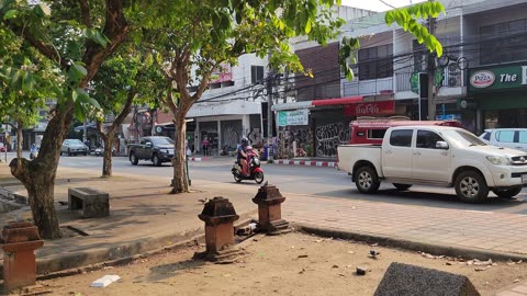 Restaurant Workers feeding the poor in Chaing Mai, Thailand