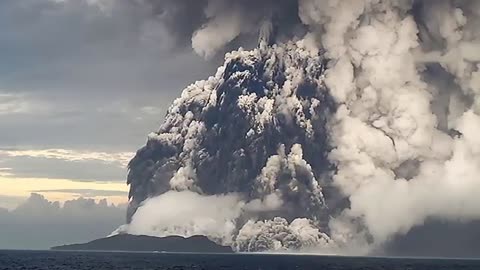 Le incredibili immagini dell'esplosione del vulcano TONGA da 15 Km di distanza
