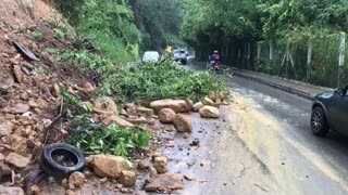 DERRUMBE EN VIA A MATANZA POR CAIDA DE UN POSTE