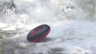 Tipo pierde la cámara y se estampa sobre una cascada