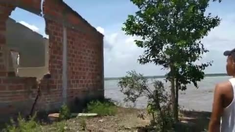 Videos: El río Magdalena se lleva dos viviendas más de Tacamocho
