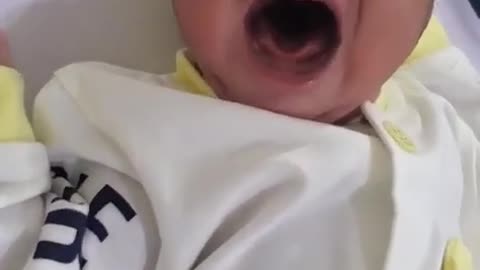 Doctor of baby _ child cries and quit
