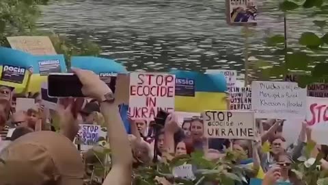 Ukrainian refugees in Germany protest the blown up dam