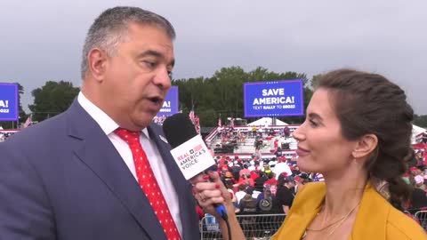 Amanda Head talks with David Bossie at Alabama Trump Rally