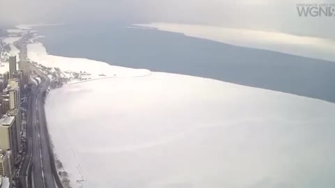 Un grosso pezzo di ghiaccio si rompe e viene separato dal lago Michigan.