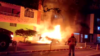 incendio de un carro en el barrio Gómez Niño