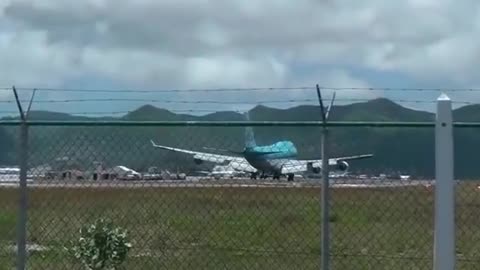 KLM's Boeing 747 landing at Princess Juliana International Airport