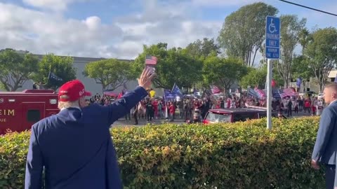 Trump in Costa Mesa, California, where some supporters came out to show their support🇺🇸🦅