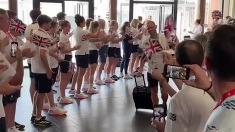 Sweet moment Team GB forms honour guard for Andy Murray 's