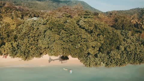 Helicopter makes approach, landing in Paradise 🇸🇨