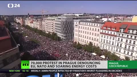 Una massiccia protesta di circa 70.000 manifestanti contro la NATO,l'UE e l'impennata dei costi energetici a Praga.sollecitando le dimissioni del governo per l'impennata dei prezzi dell'energia e dell'inflazione.