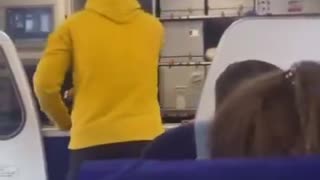 Hombre golpea al piloto de su avión