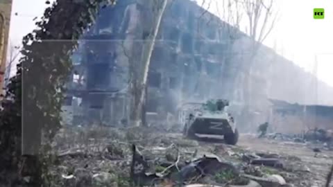 RT pubblica le immagini dei combattimenti a Mariupol.Filmati esclusivi del corrispondente di guerra di RT Andrei Filatov mostrano i combattimenti a Mariupol.