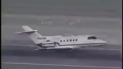 Pilot successfully landed jet without landing gear.