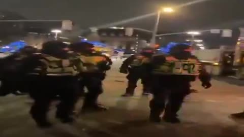 POLICE RAID OTTAWA !! THE PEOPLE PUSH THEM BACK !! GO CANADA !!