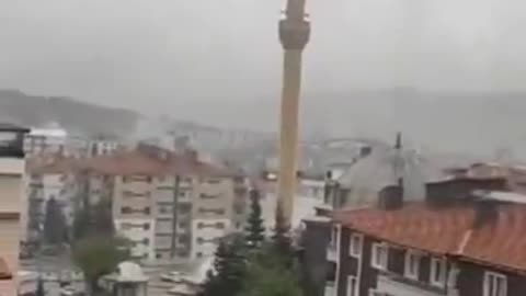 In Turkey, a strong storm, the wind demolished the minaret of a mosque in the