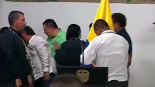 A Petro le cae bandera encima tras desmayo de un escolta