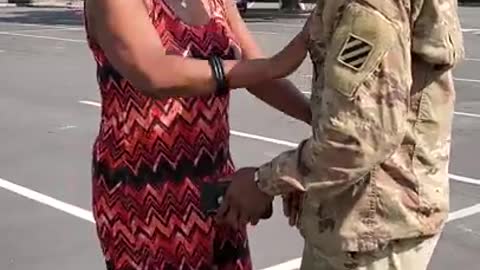 Soldier surprises mom