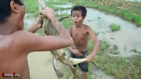 How the boy catches?? Crocodile cooking😱😱😱. Primitive Technology |catching and cooking
