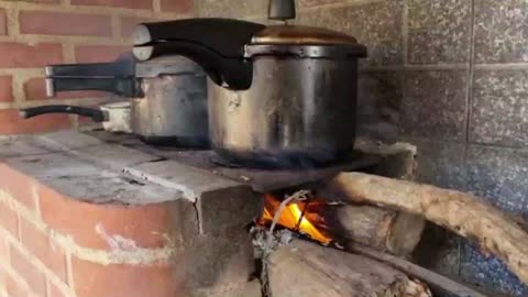 Cozinhando no fogão a lenha/Cooking on the wood stove