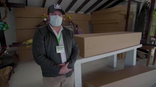 Ataúdes de cartón para enterrar a los más pobres en Santa Cruz