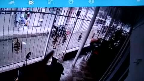 Video: sicario balea a policía en su casa, en San José de los Campanos