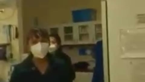 Sanitarios chilenos rehusan atender pacientes por el bono $Covid$ en hospitales "colapsados" vacíos