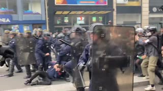 Clashes in Paris between riot police and protesters