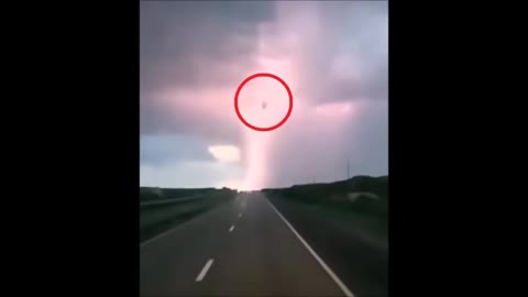 You won't believe a UFO inside a lightning