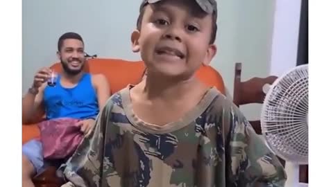 Engraçado bota o fuzil pra canta para pum