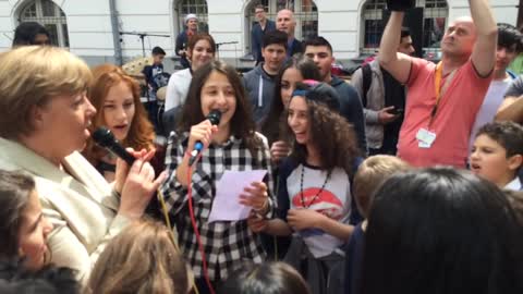 Kanzlerin besucht Treptower Schule und singt mit den Schülern