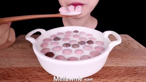 ASMR MUKBANG｜PINK ICE CREAM, MAGNUM, CHOCOLATE, MALTESERS, FROZEN FRUITS 핑크색 디저트 EATING SOUNDS 먹방