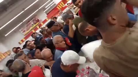 Scene of chaos in a supermarket in Tunisia to recover bags of sugar