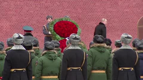 Putin lays wreath to honor armed forces