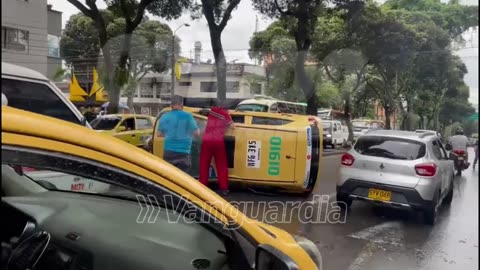 Taxi se volcó este viernes en la carrera 33