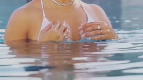 Sofia Ansari sets fire to the water wearing a white bikini, watching sexy video again and again
