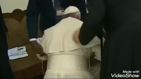 Papa Francisco adorando de rodillas a altas gerarquias de la elite illuminati