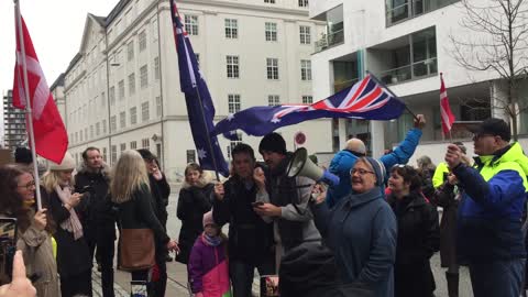 Solidaritet med det australske folk foran den australske ambassade i København