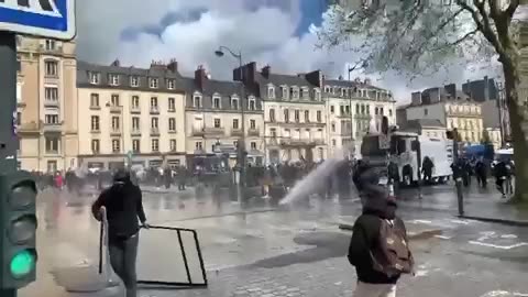 Protestors clash with authorities in Paris | Check Description