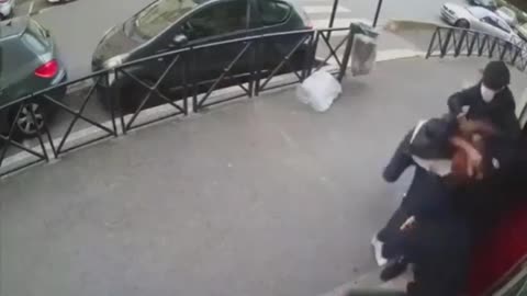 Brave French educates three immigrants who wanted to rob him. Never give up,