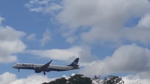 Embraer 195 PR-AUE na aproximação final antes de pousar em Manaus vindo de Santarém