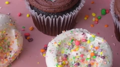 Make sprinkles out of candy with this cupcake hack 🧁
