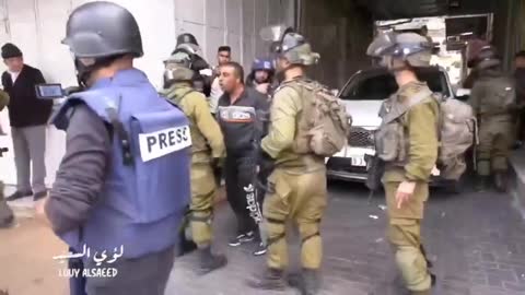 Heavily armed Israeli forces detained defenseless Palestinian children in al-Khalil.