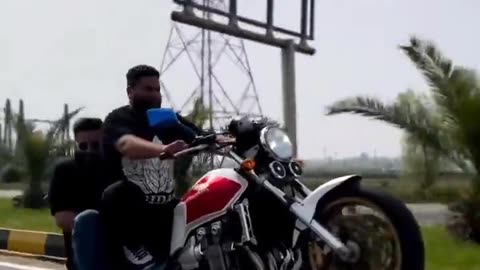 Stunt on bike fails🤣