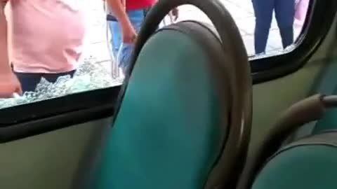 Video: Motociclista no aguantó un reclamo y lanzó una piedra contra un bus en Bucaramanga