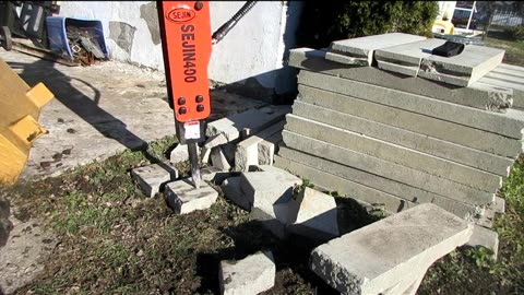 HYDRAULIC BREAKER ON SKID STEER LOADER